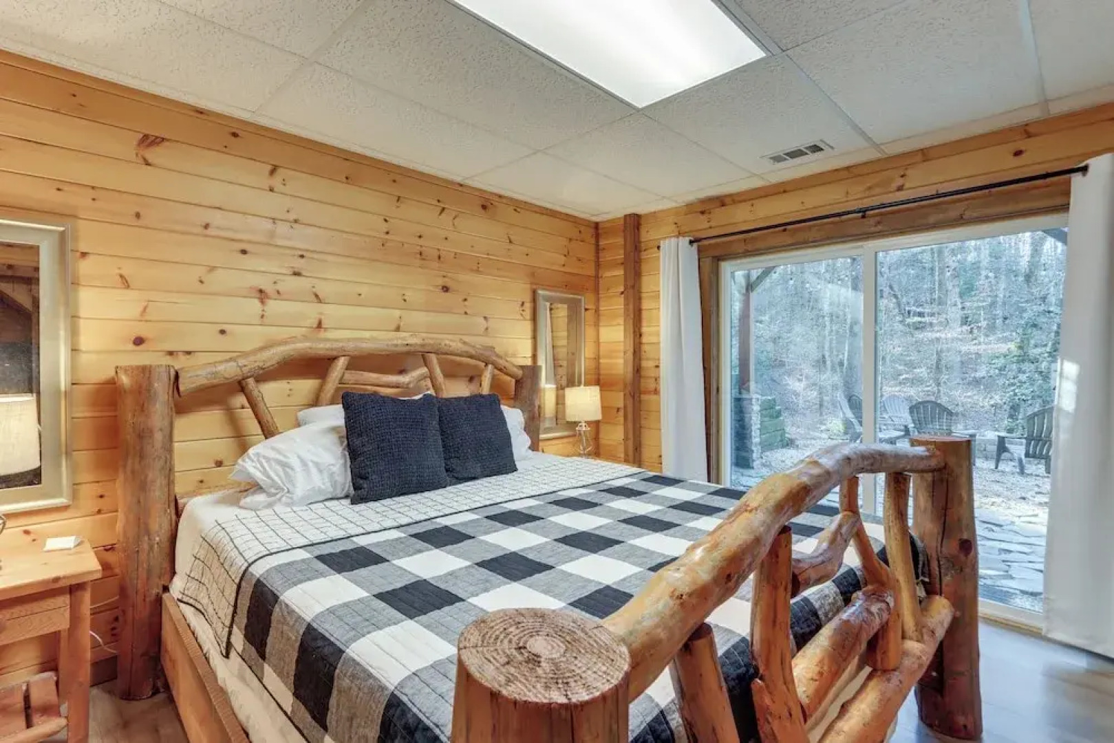 Secluded Cherry Log Cabin w/ Hot Tub + Swings!