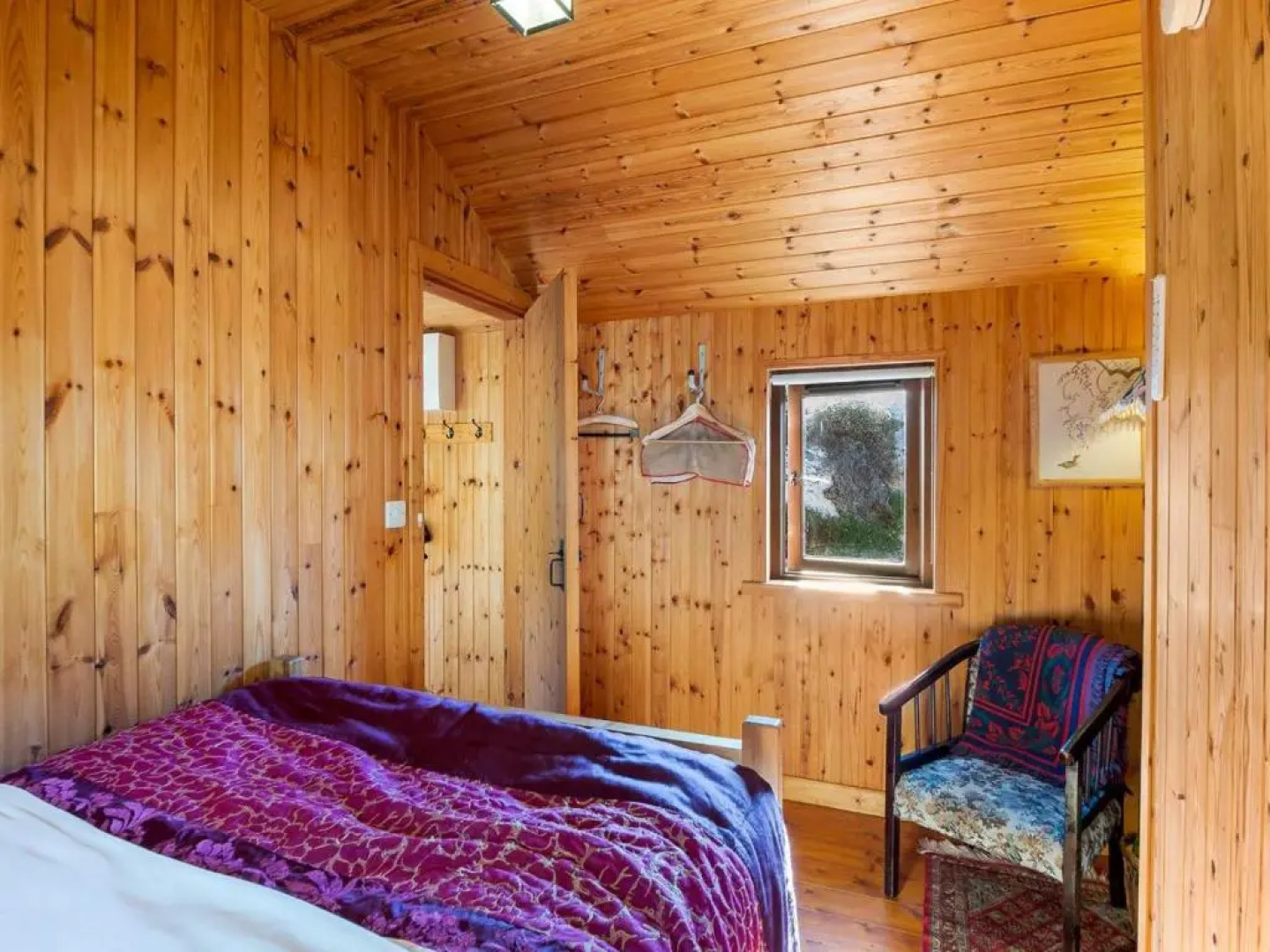 Seaside Log Cabin, Carna