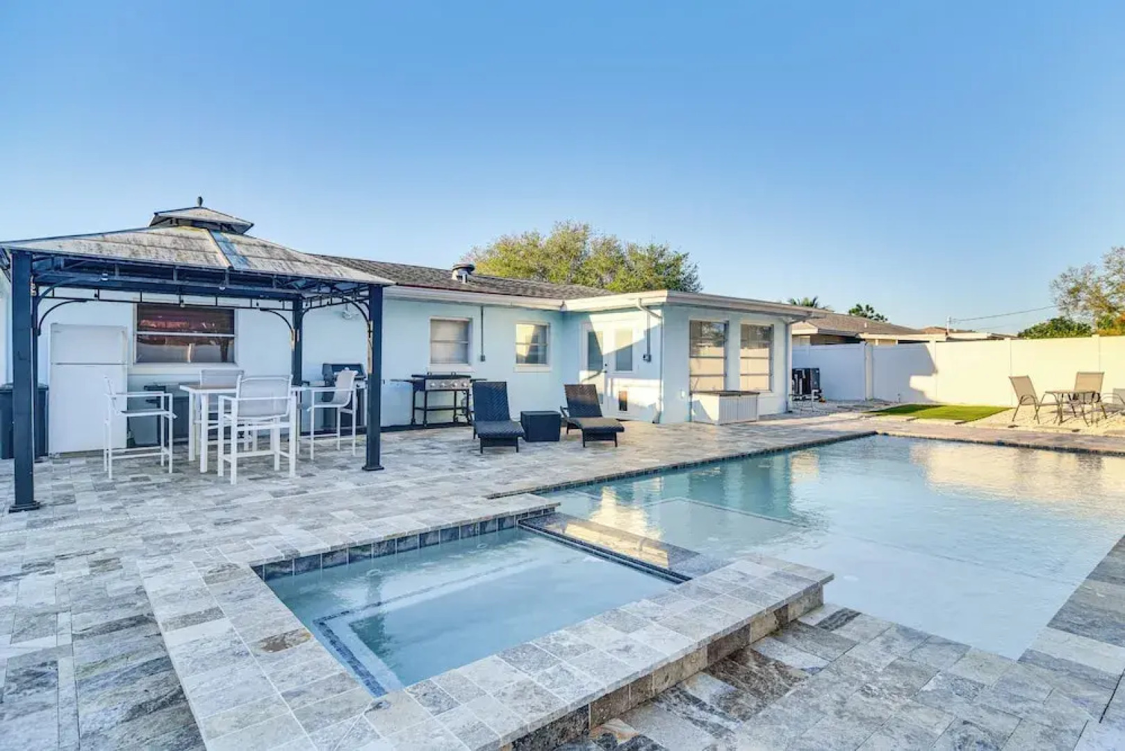 Private Hot Tub: Breezy Seminole Stay!