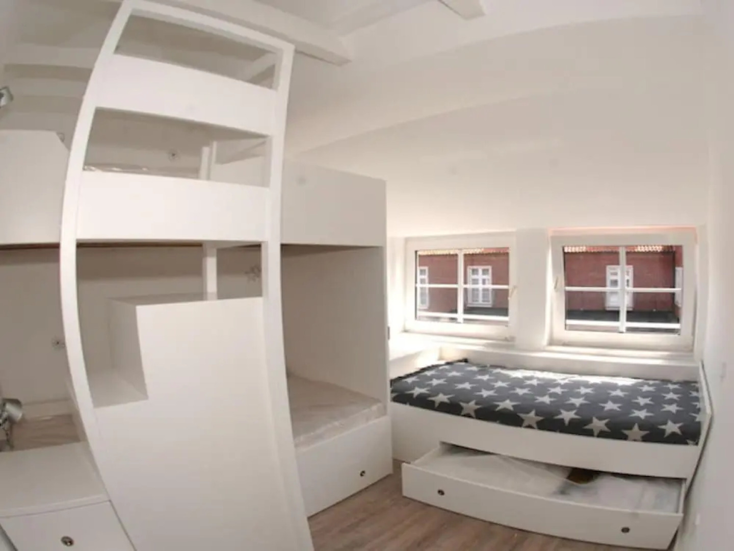 House Flora, Golden Knoepke