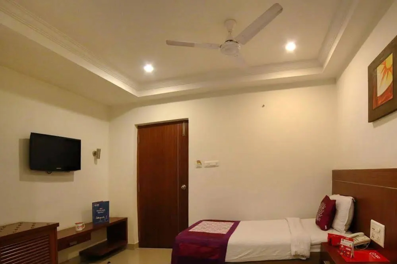 OYO Rooms Mahanadu Road Extension