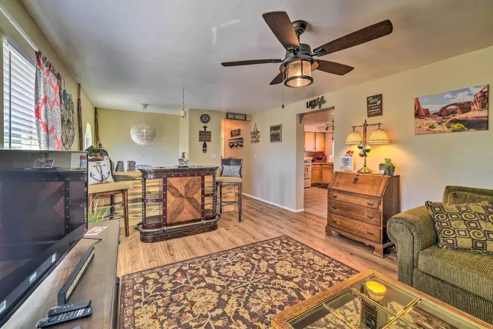 1 Mi to Canyon Tours: Vibrant Page Paradise!