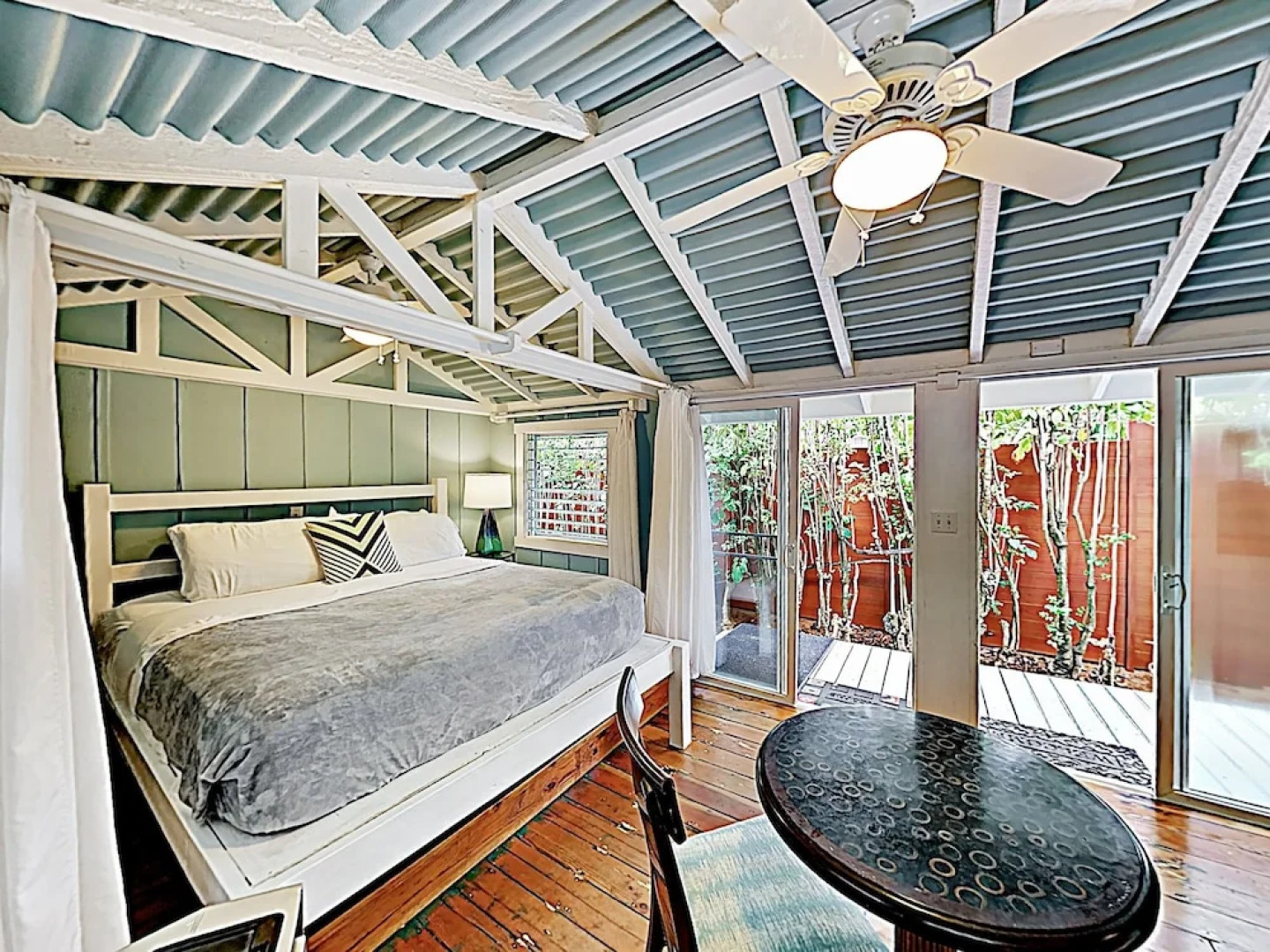 New Listing! Ohana Studio - Steps to Lanikai Beach cabin