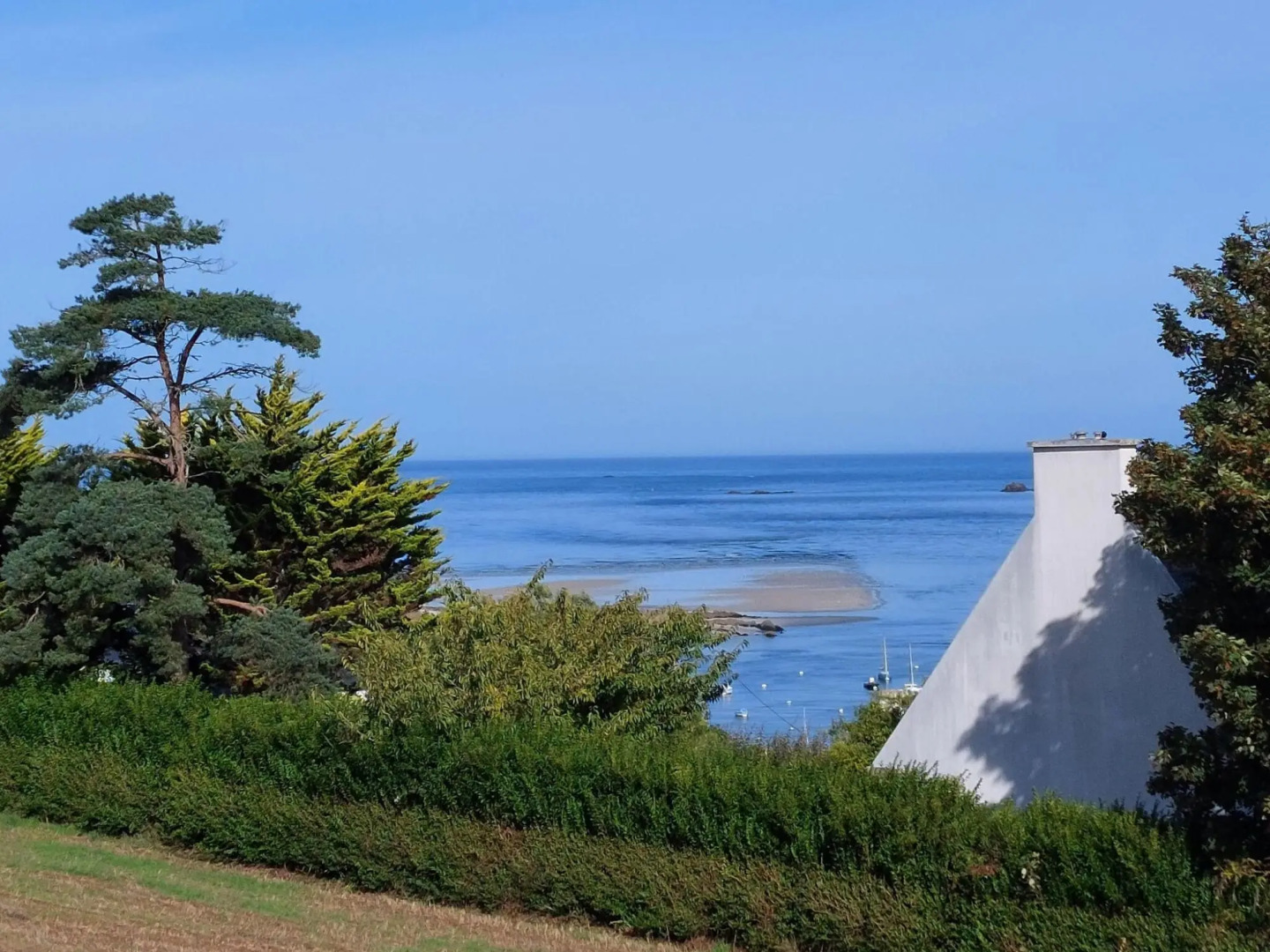 Breton holiday home in a quiet location near the beach