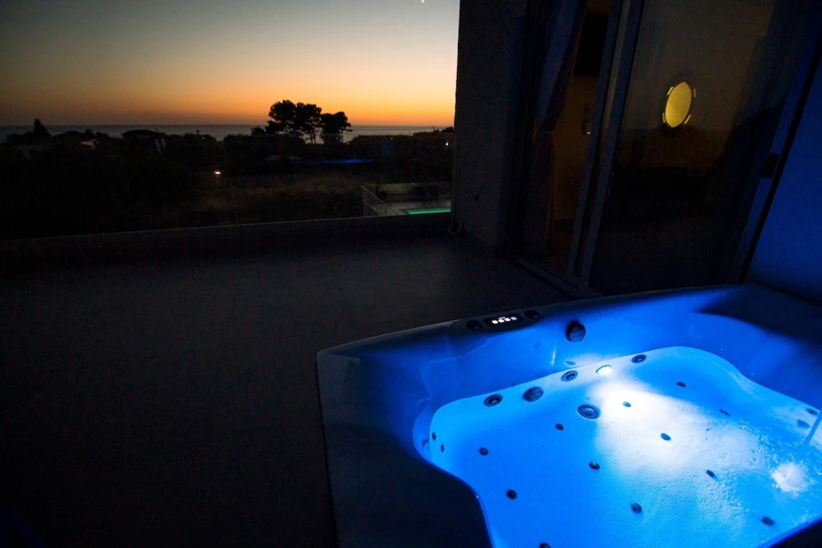 IO Luxury Pool & Hot Tub Suites