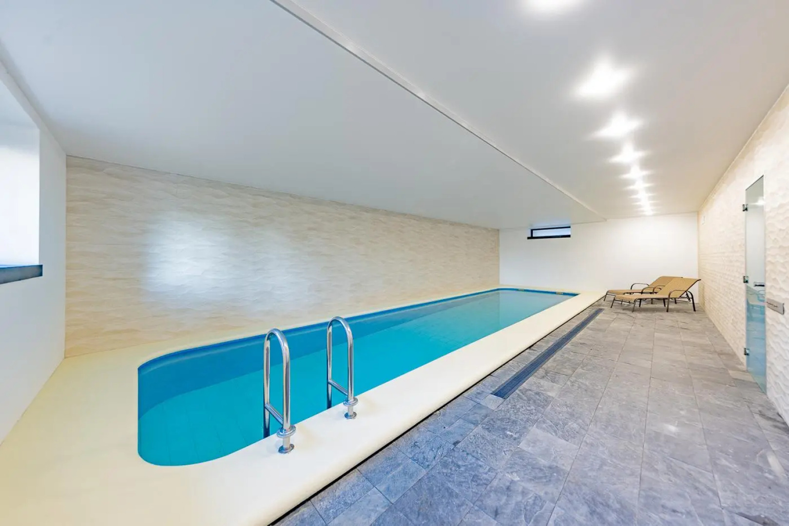 Коттедж с бассейном в Нахабино