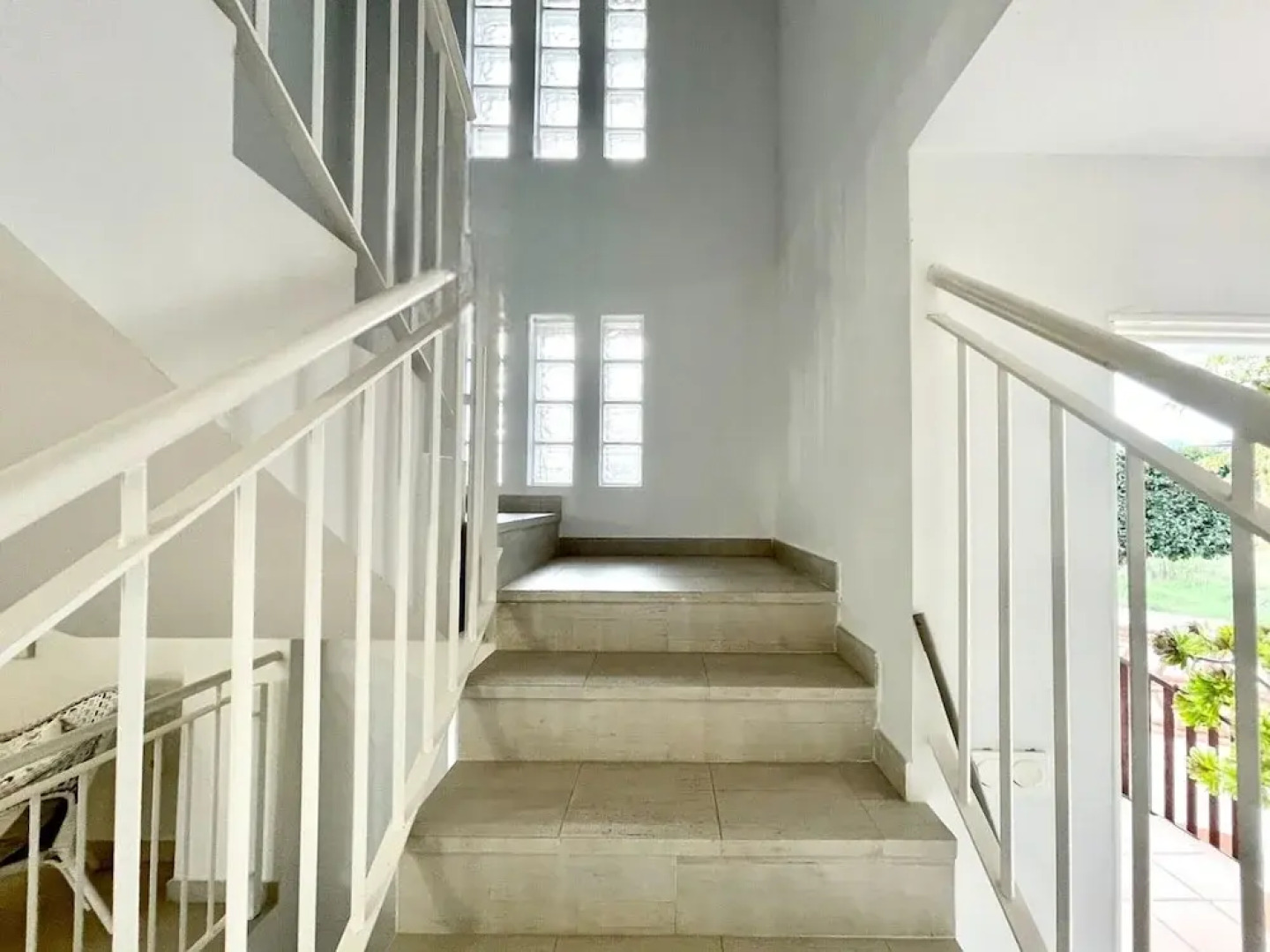 Sunlit Villa Near Golf