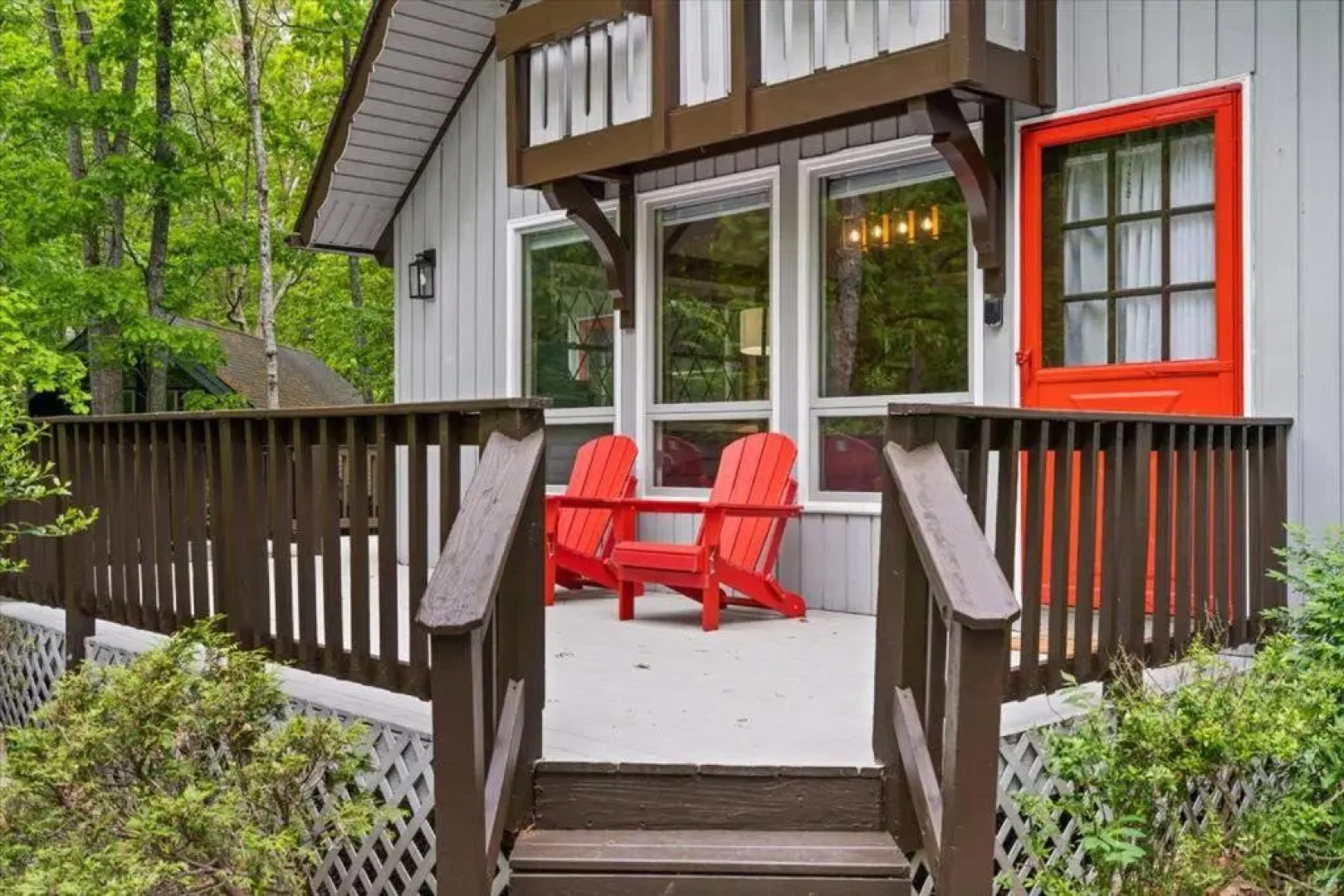 The Gingerbread House: 4 BR chalet, w/ Sunroom/Deck, sleeps 12, modern amenities