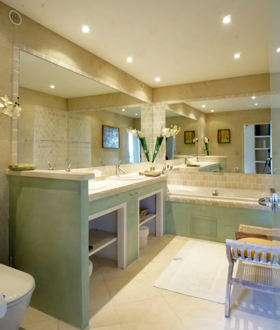 Le Dernier Chateau - Architect's Stone Villa & Pool in Picturesque Les Baux-de-Provence, 5 Bedrooms