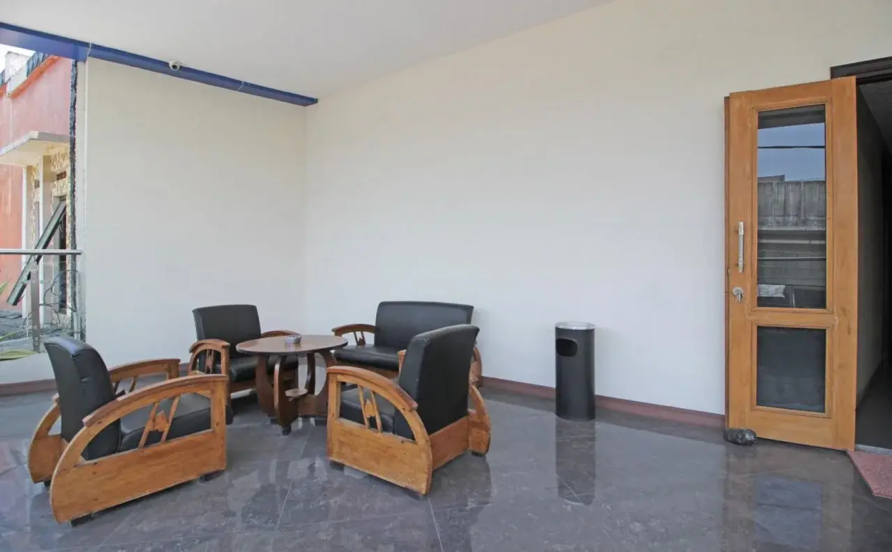 RedDoorz near UNS Solo