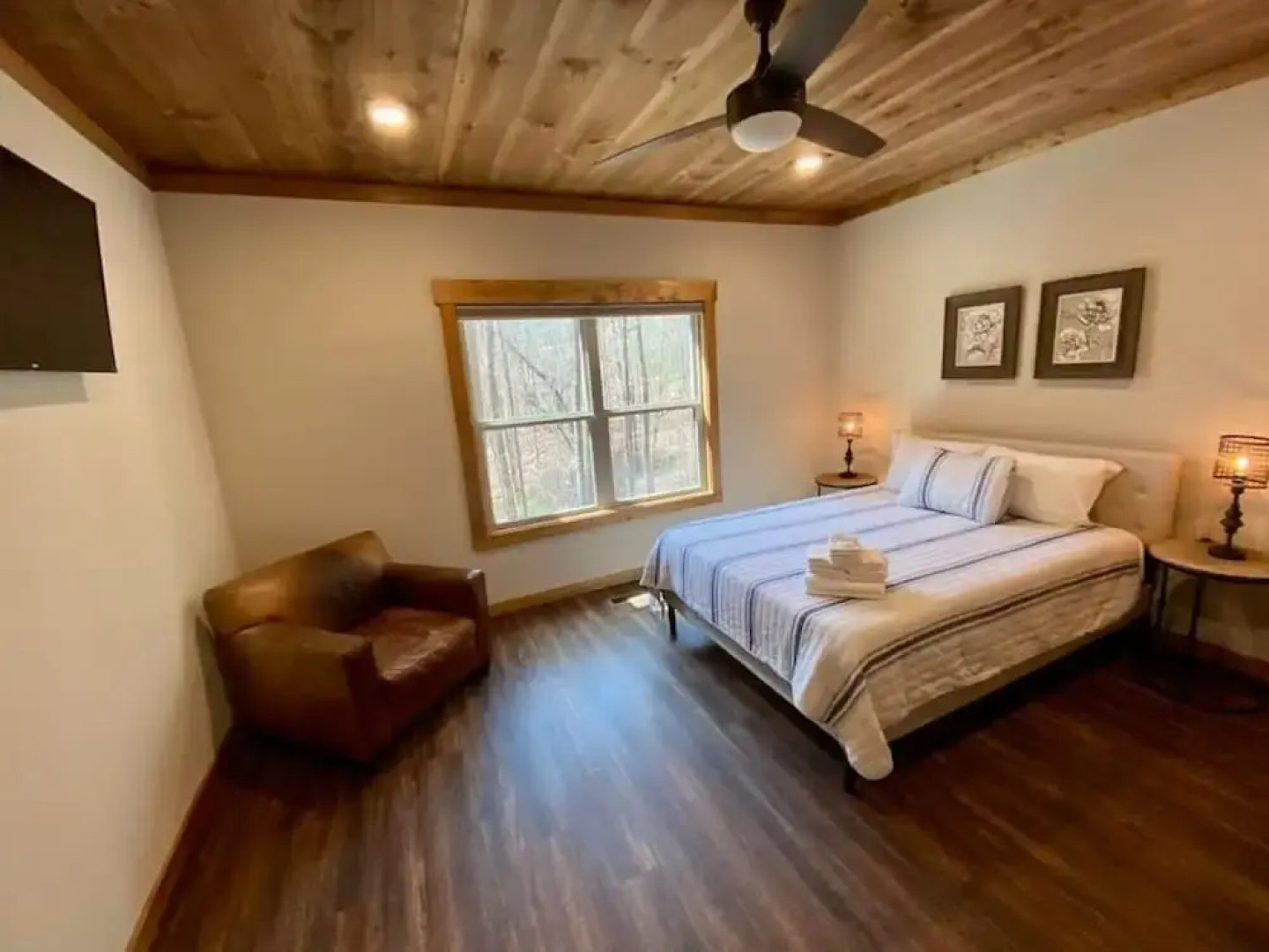 Bucks and Bunks - Brand new Cabin Come Relax or Watch TV Outside Fireplace