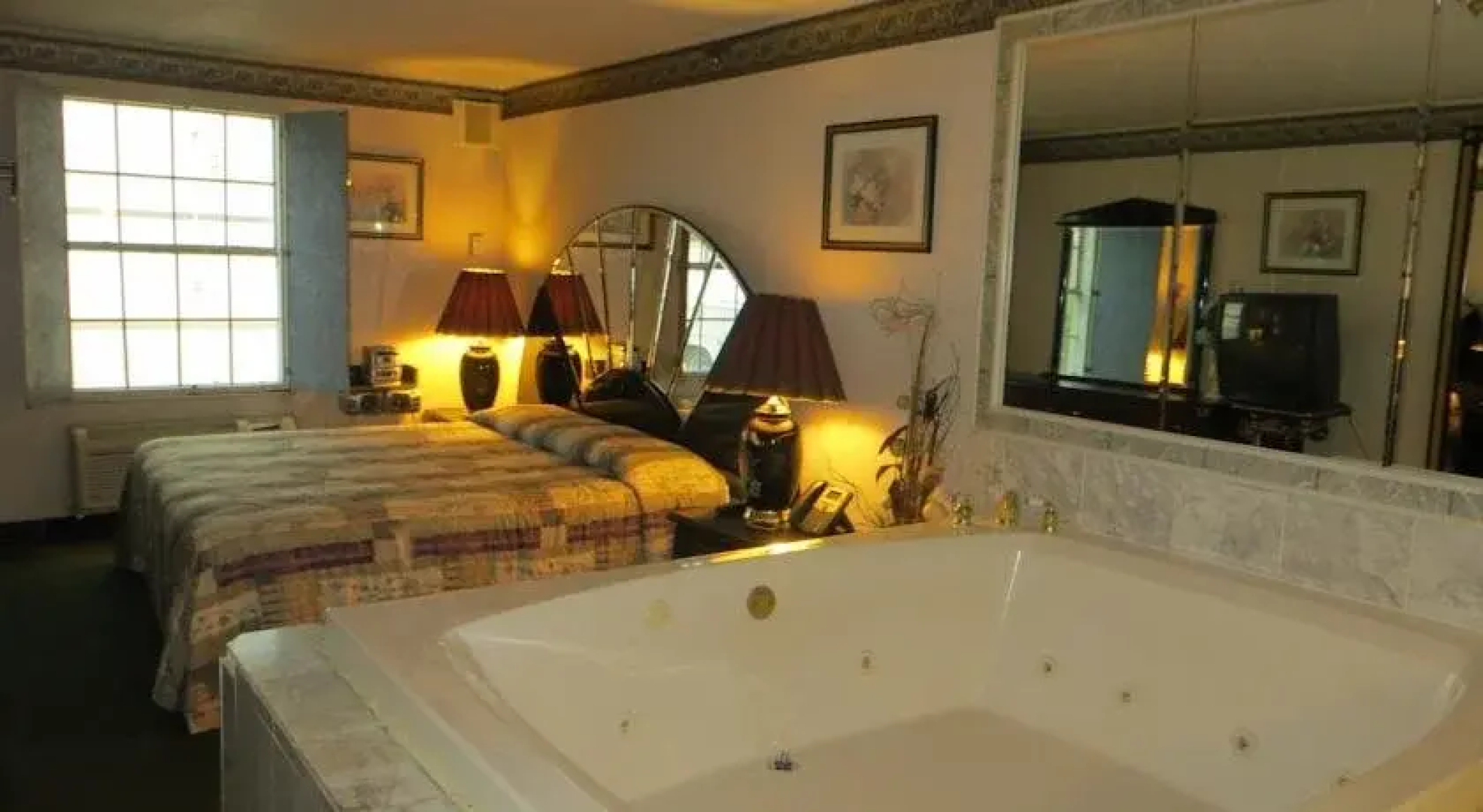 Hollywood Inn & Suites