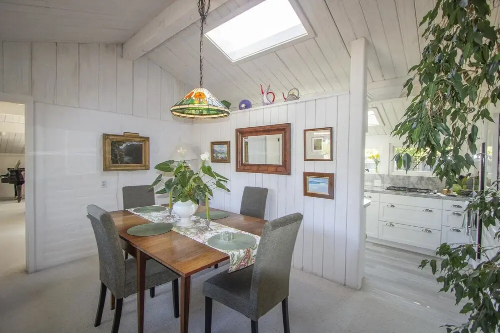 "Pepper Tree Cottage" Panoramic Views of Carmel Valley, Walking Distance to the Village