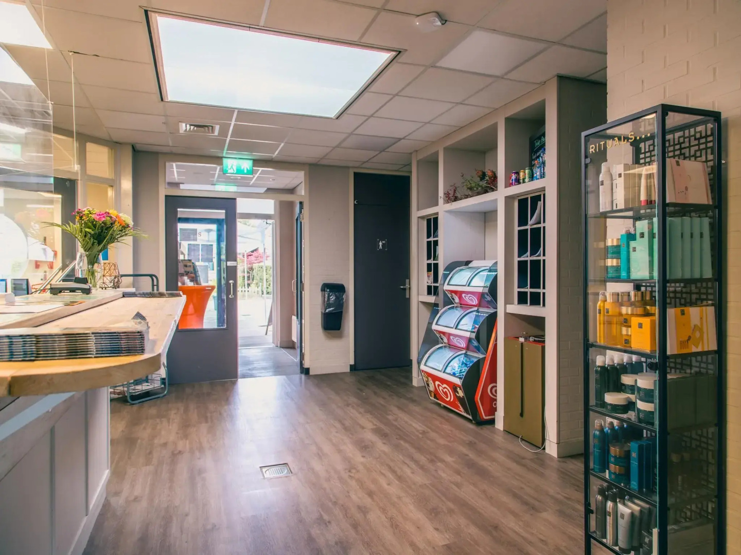 Beautiful house with jetty on inland water, near IJsselmeer