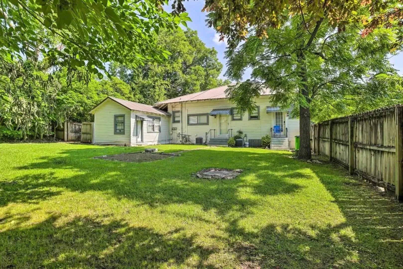 Quaint Leeds Studio w/ Yard ~ 18 Mi to Birmingham!