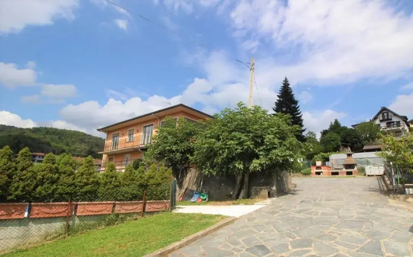 Uncle Enrys house - Family house