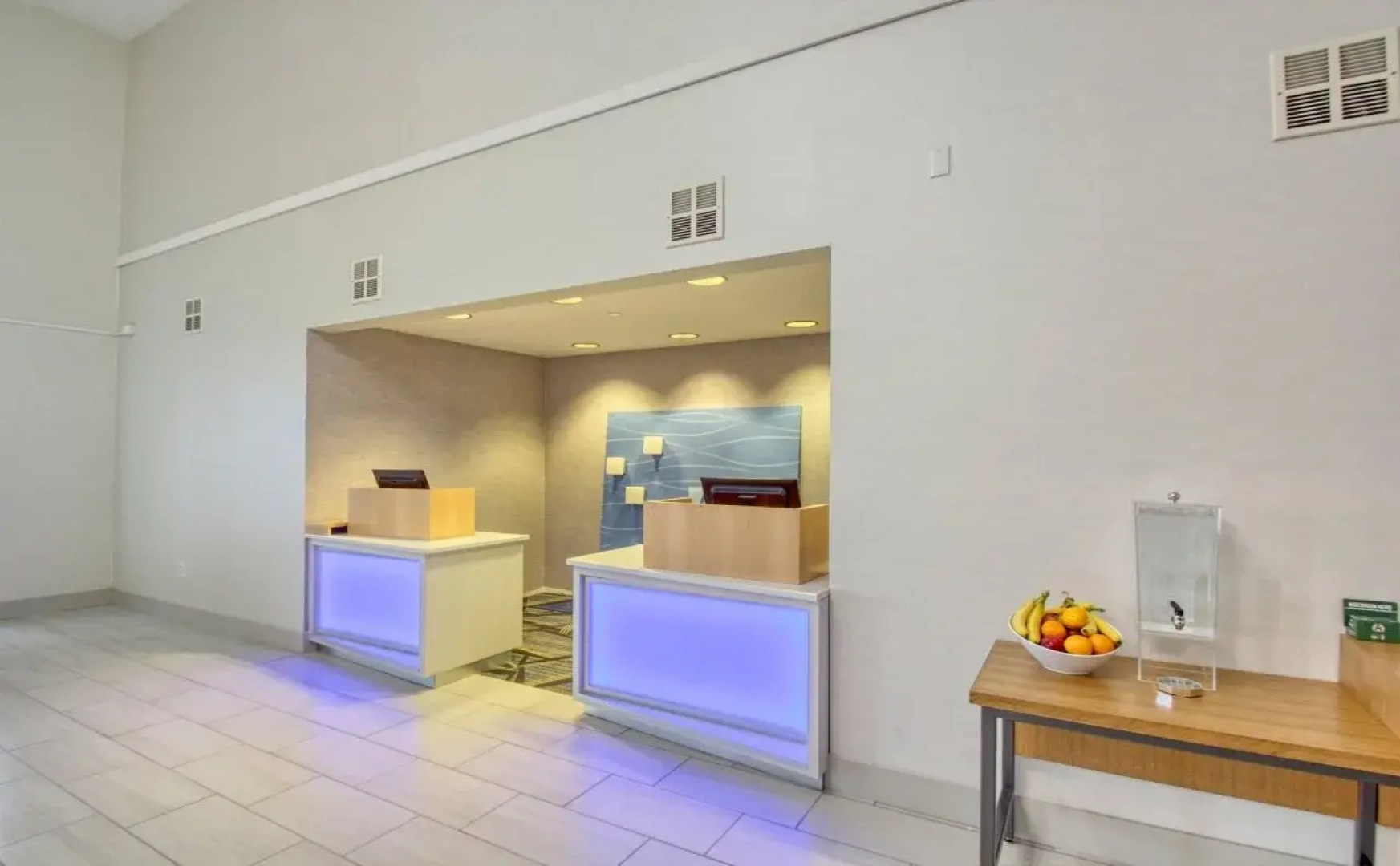 Holiday Inn Express Hotel & Suites Oshkosh by IHG