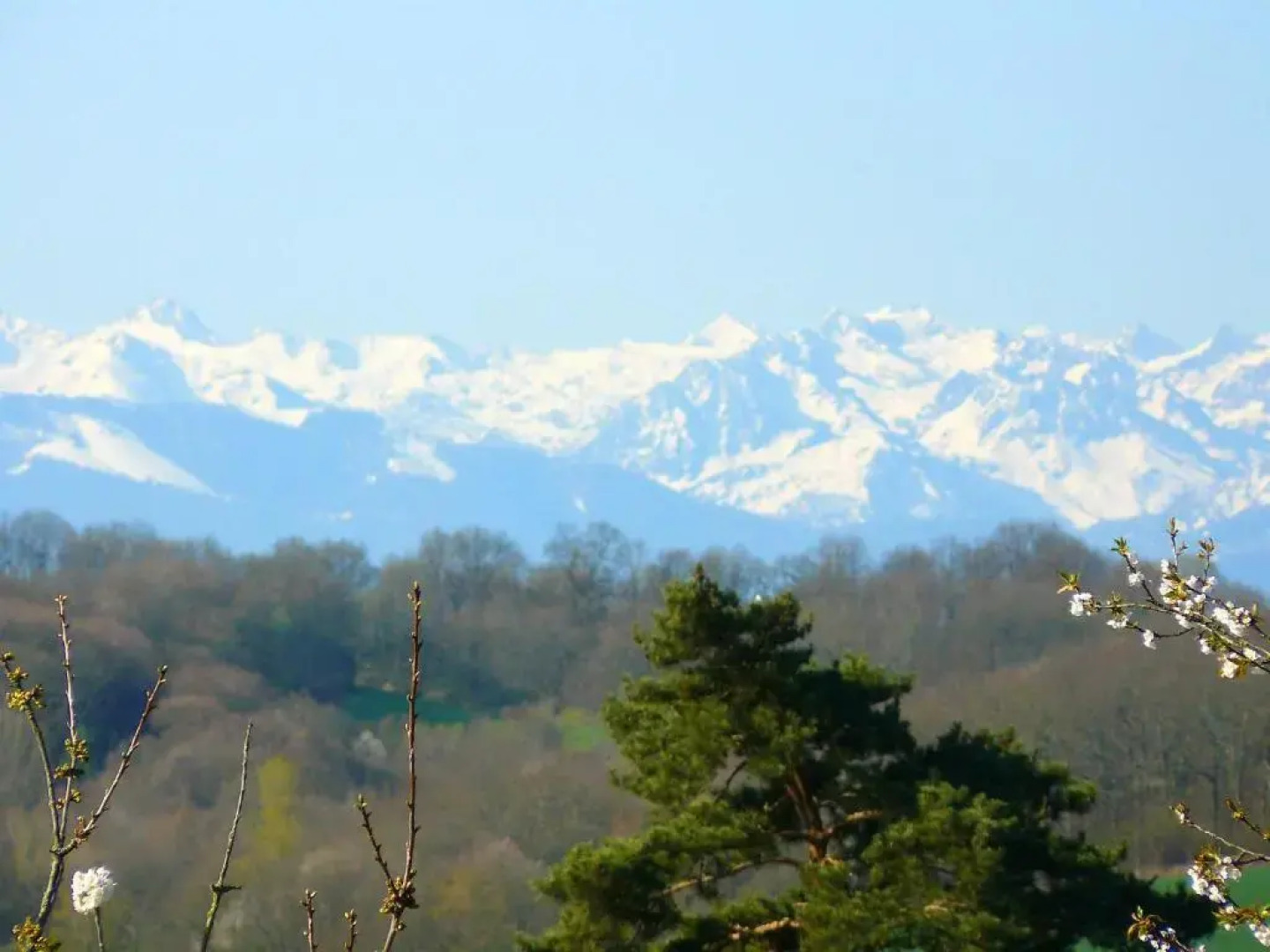 Maison de 2 chambres avec terrasse amenagee et wifi a Monlaur Bernet