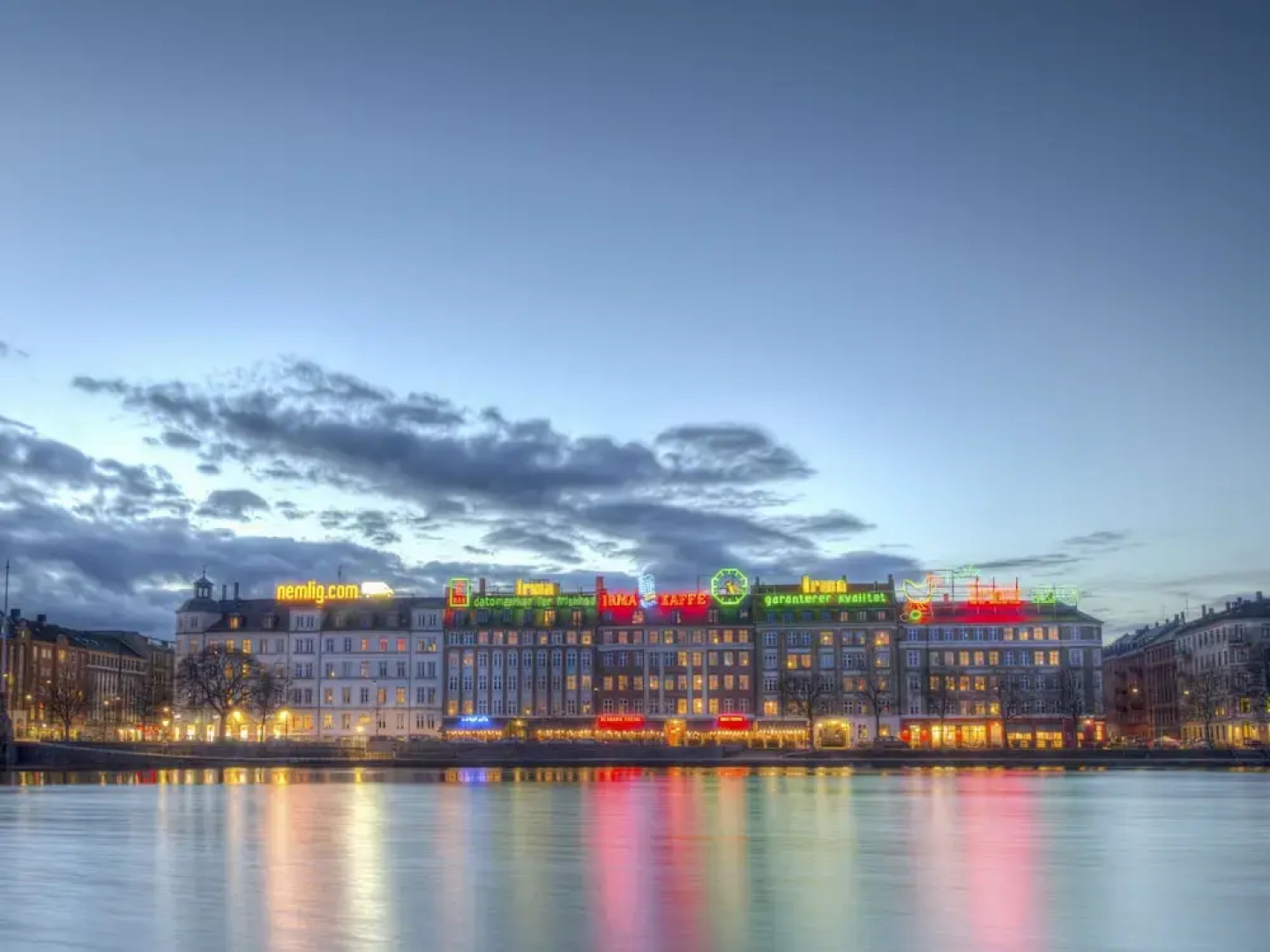 Sanders Constantin - Chic 2-bdr Apt With Balcony