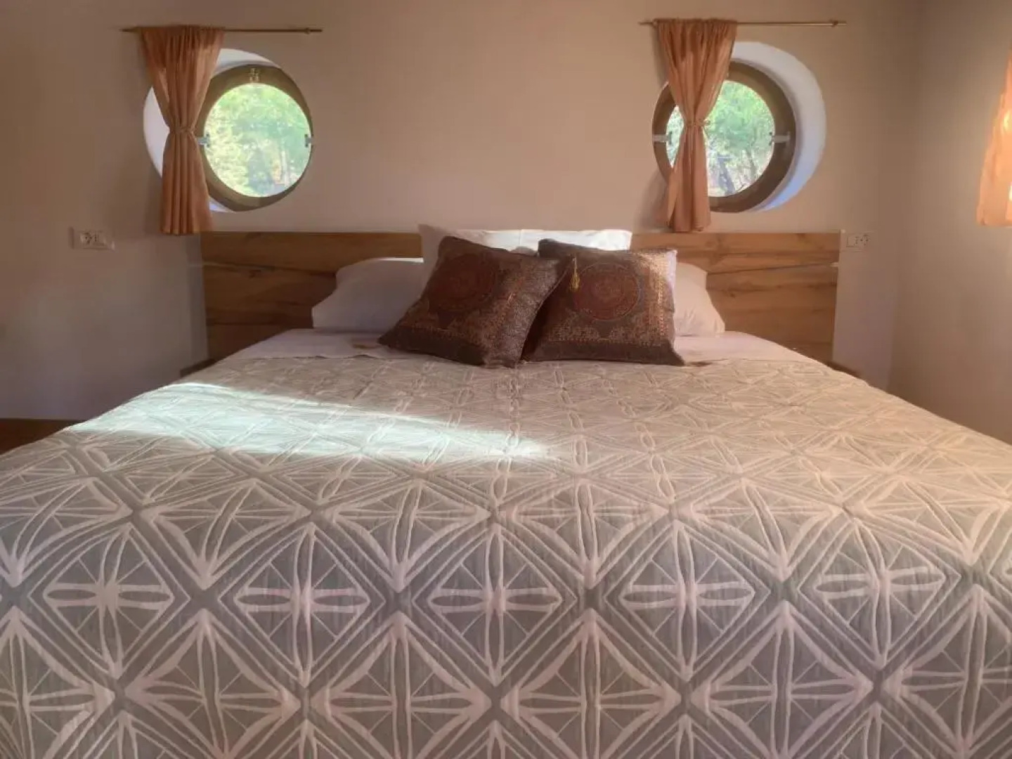 To Pefko - Mezzanines -