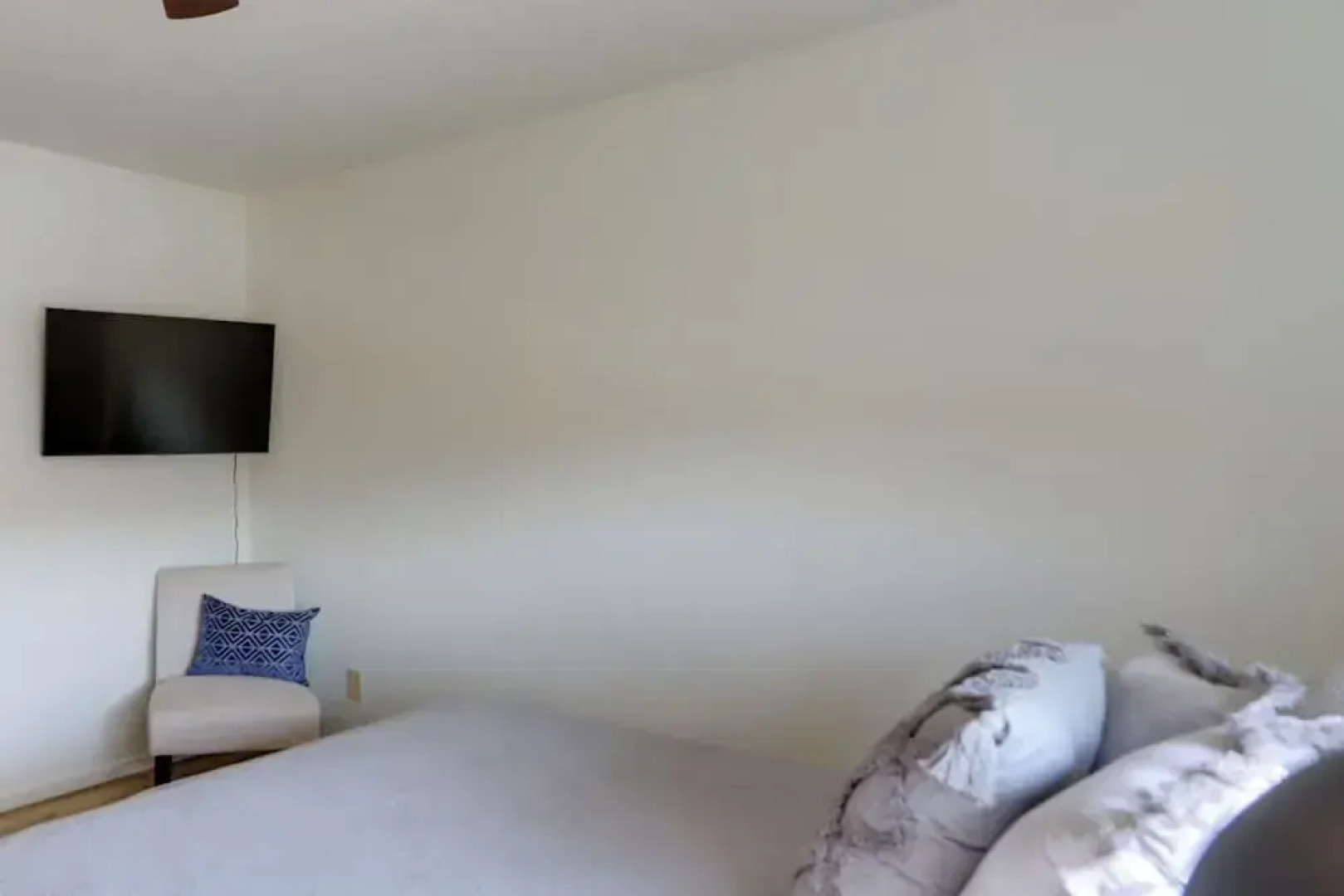 Pet-friendly Oak Harbor Condo: Walk to Lake!