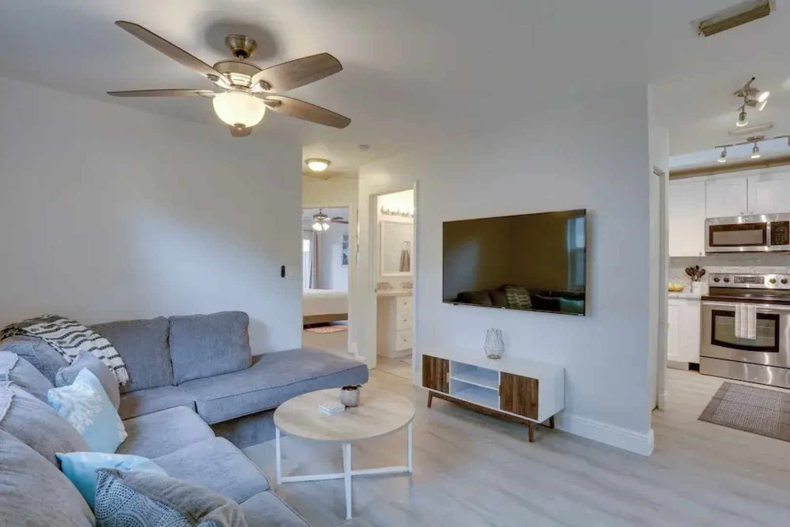 Jupiter Townhome w/ Patio & Yard ~ 6 Mi to Beach!