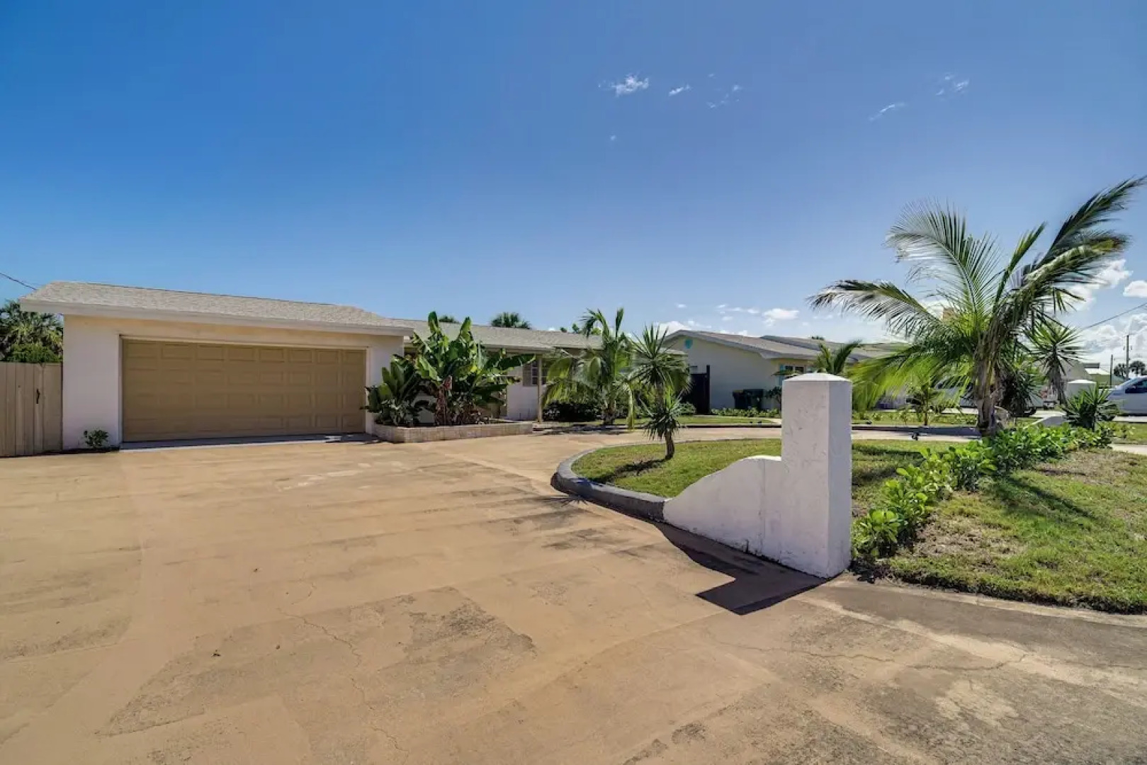 Walk to Beach & Eats: Modern Indialantic Apt