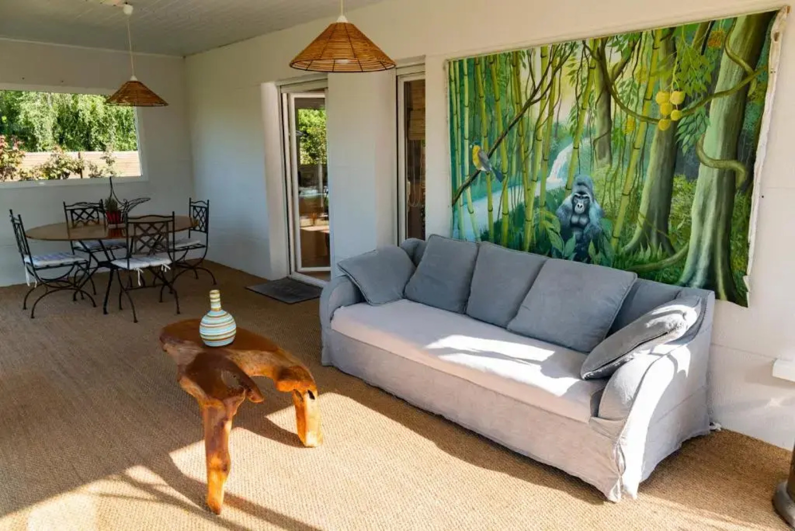 Plaisant villa with pool, close to the beach