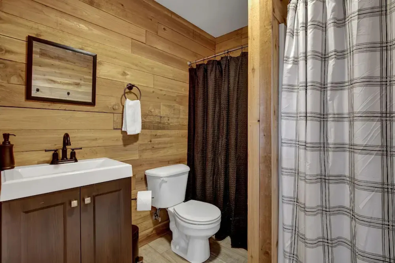 Huge Luxury Home Hot Tub and Sauna 2 mi to Dwntn