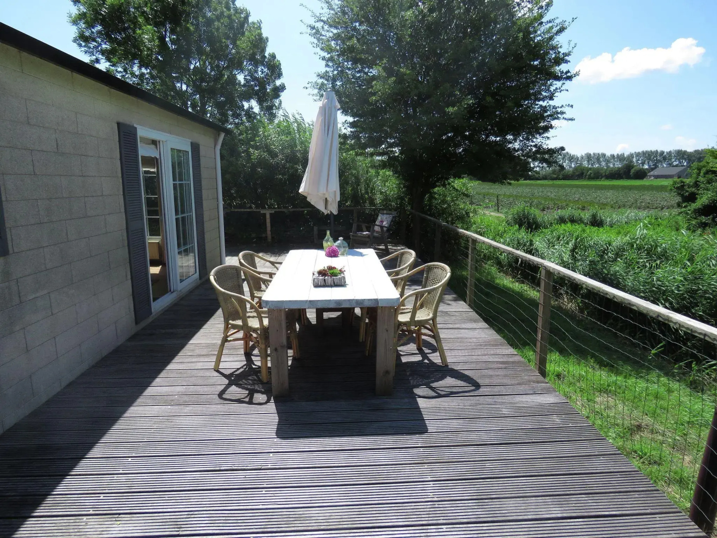Detached chalet with nice terrace, near recreational lake
