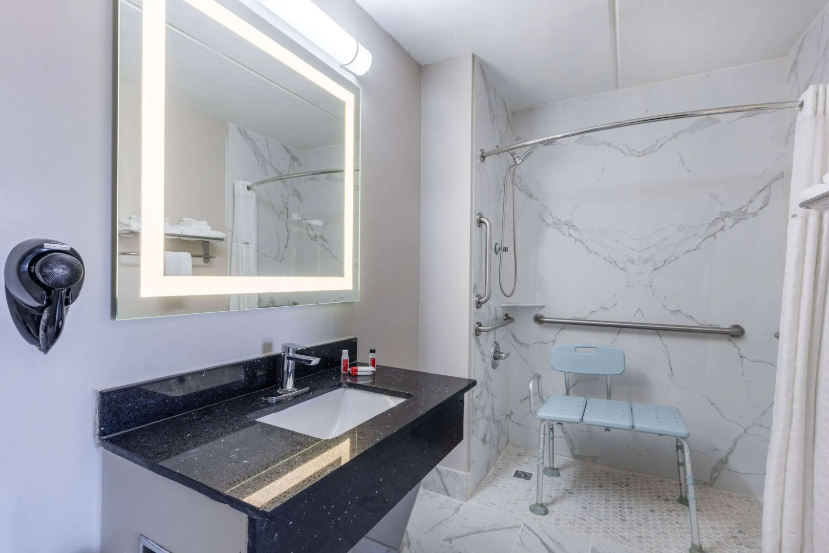 Days Inn & Suites by Wyndham Fort Bragg/Cross Creek Mall