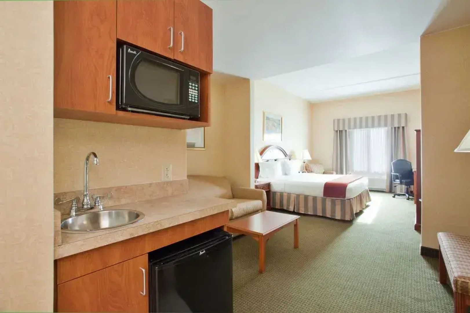 Holiday Inn Exp Suites Hazleton I-80