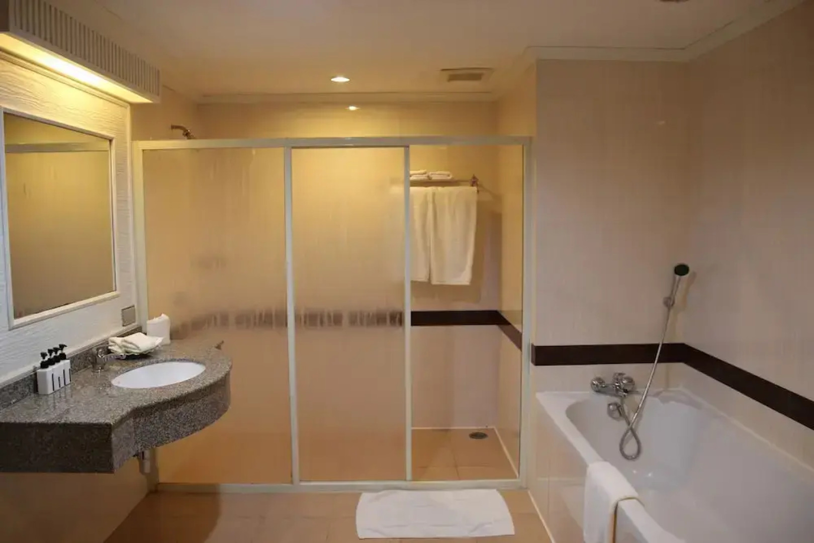 Aekpailin River Kwai Resort