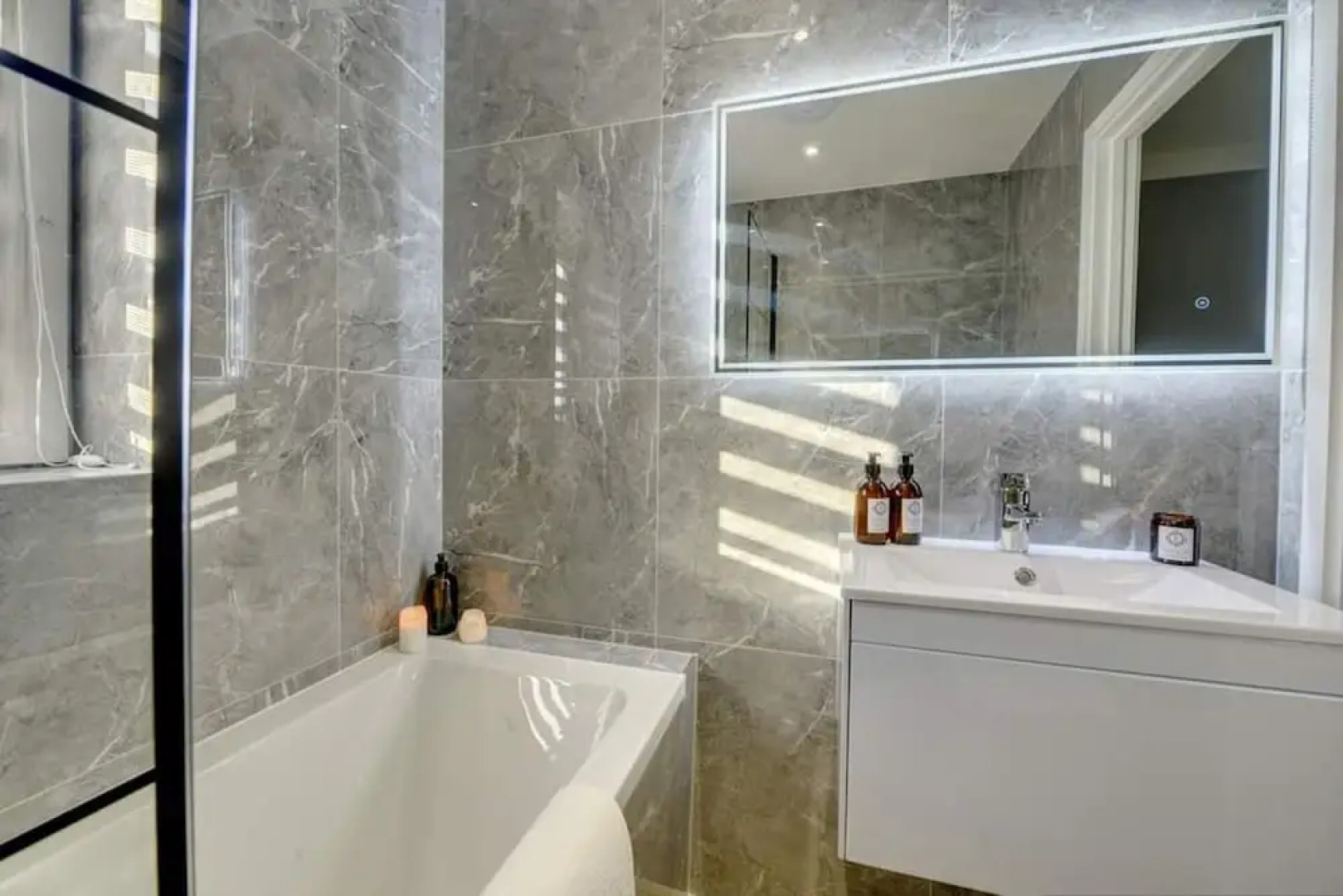 Stylish 2 bed House With Parking in Rugby