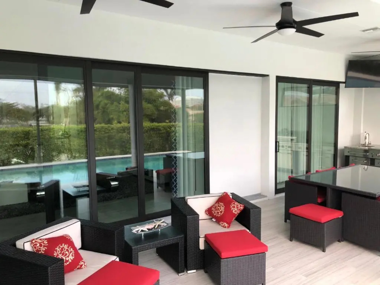 Beach 5 Min. Walk-Luxurious Modern Pool Home