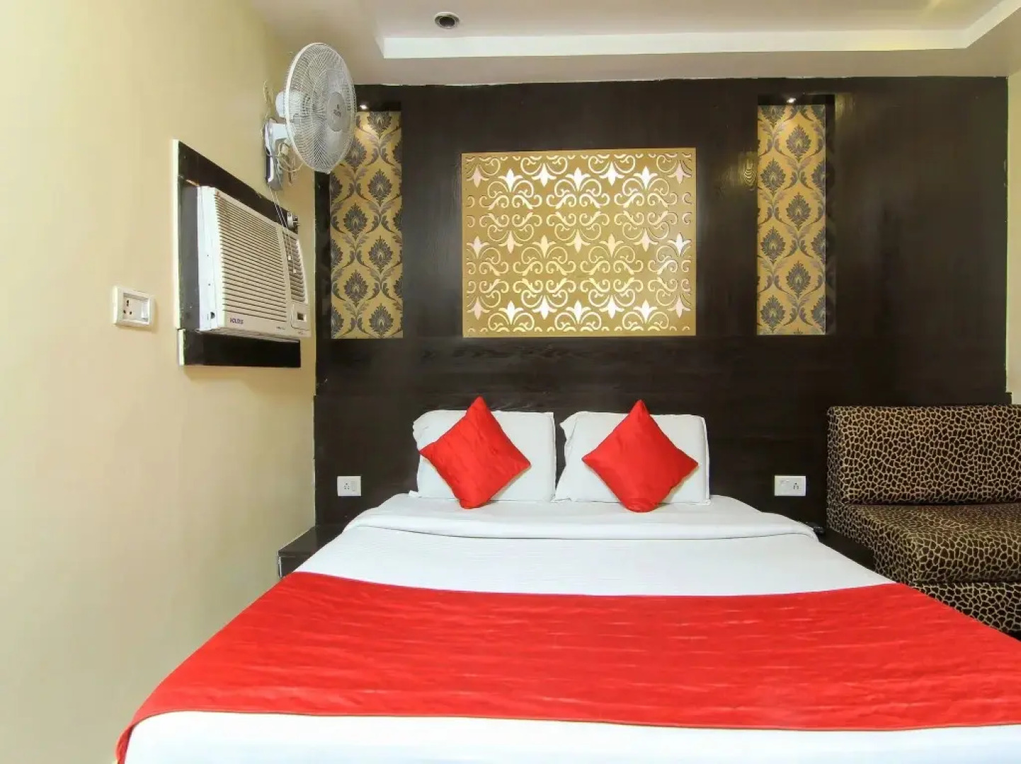 OYO 2000 Hotel Yash