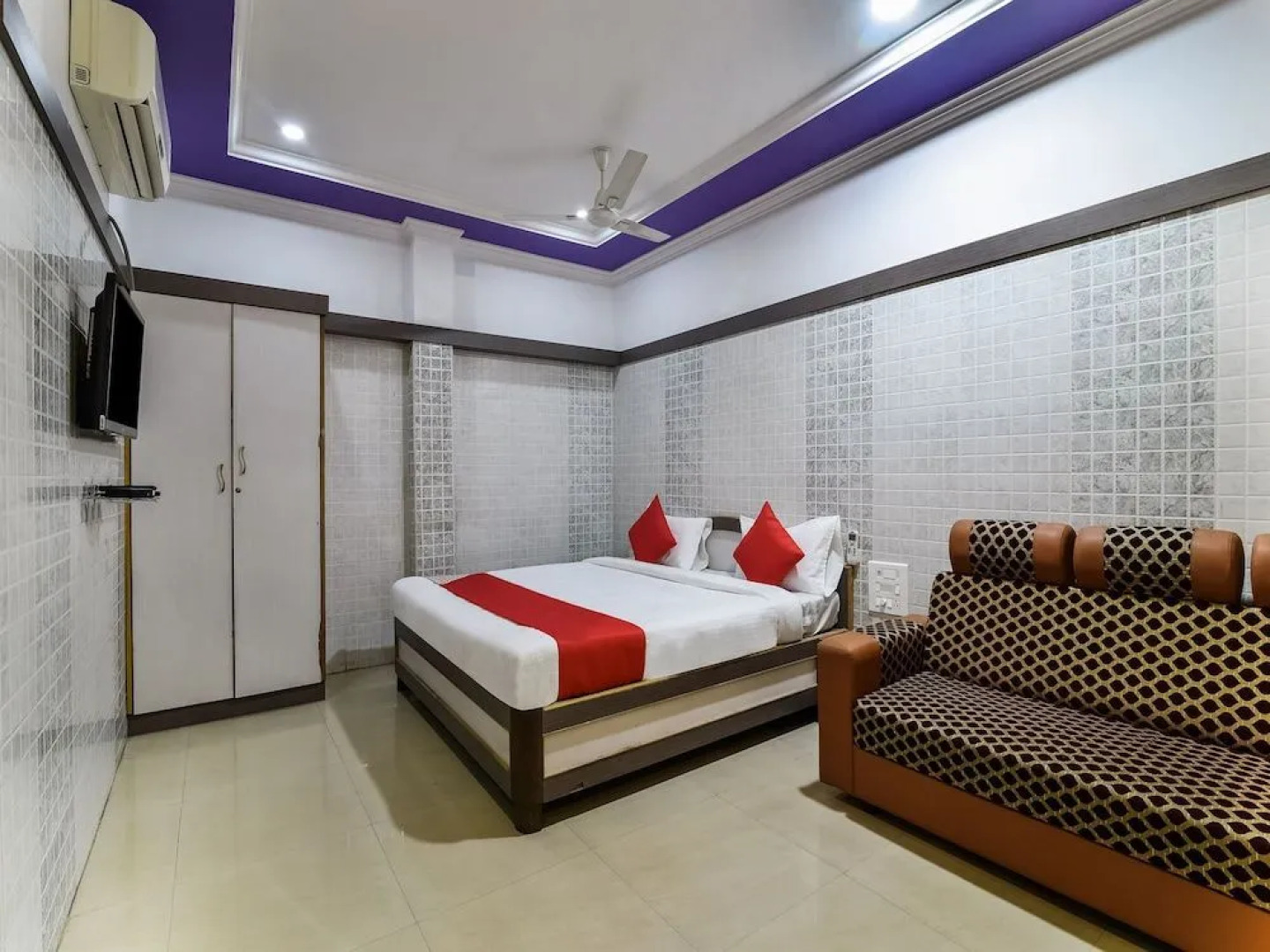 Oyo 30545 Hotel Jeevan Park