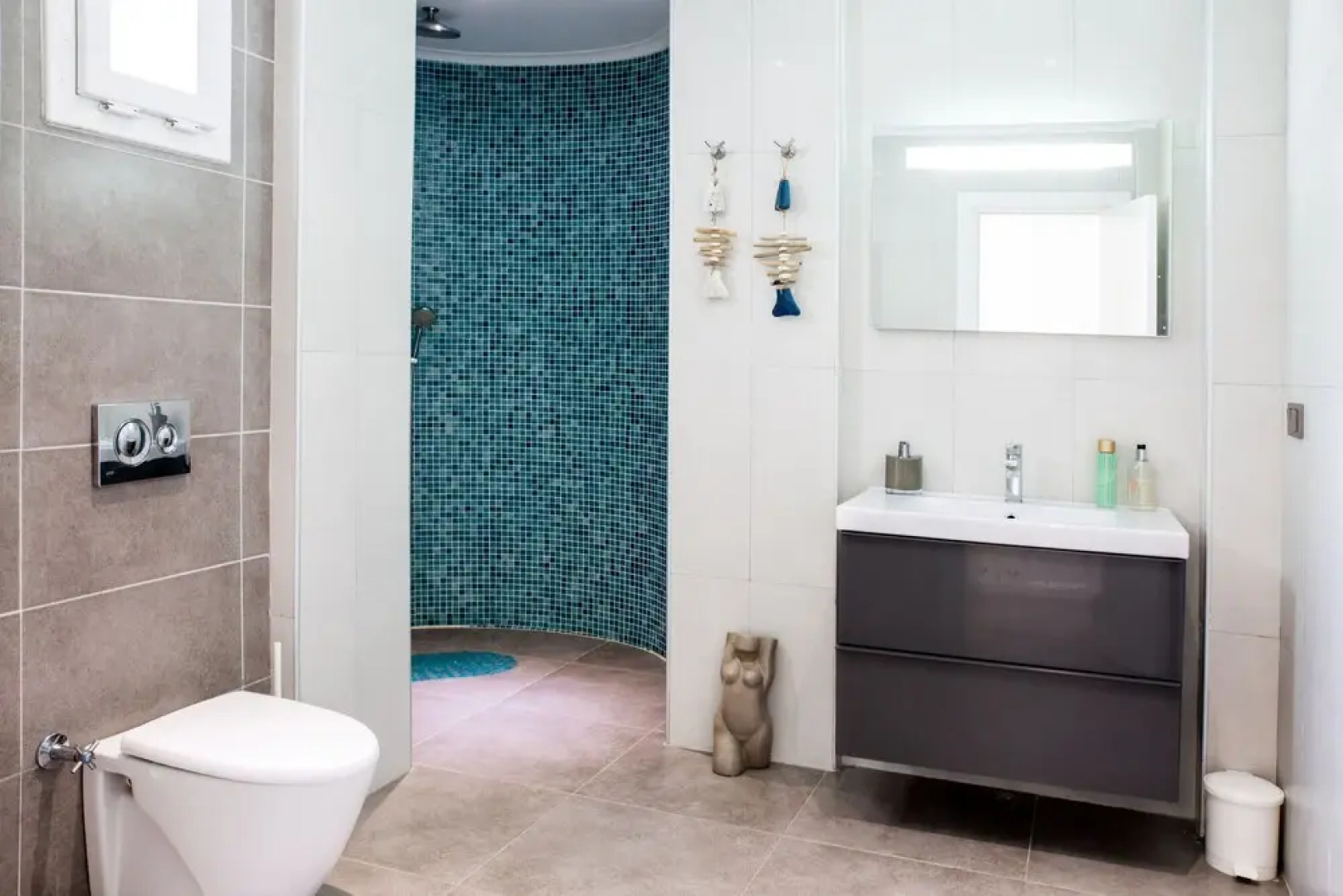 Important Group Villa Olivia