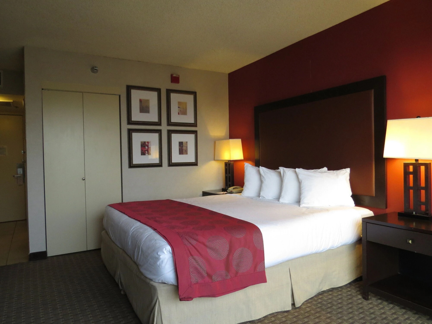 Holiday Inn Express & Suites Phoenix Midtown by IHG