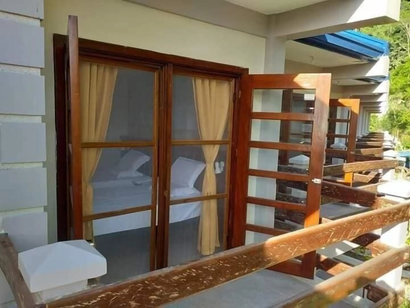 Ferellee Beachfront Inn