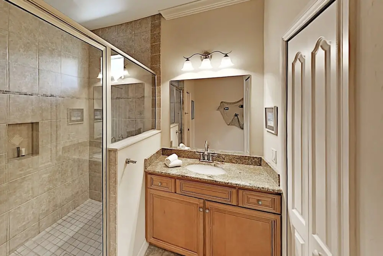 Canal House - 3 Br home by RedAwning