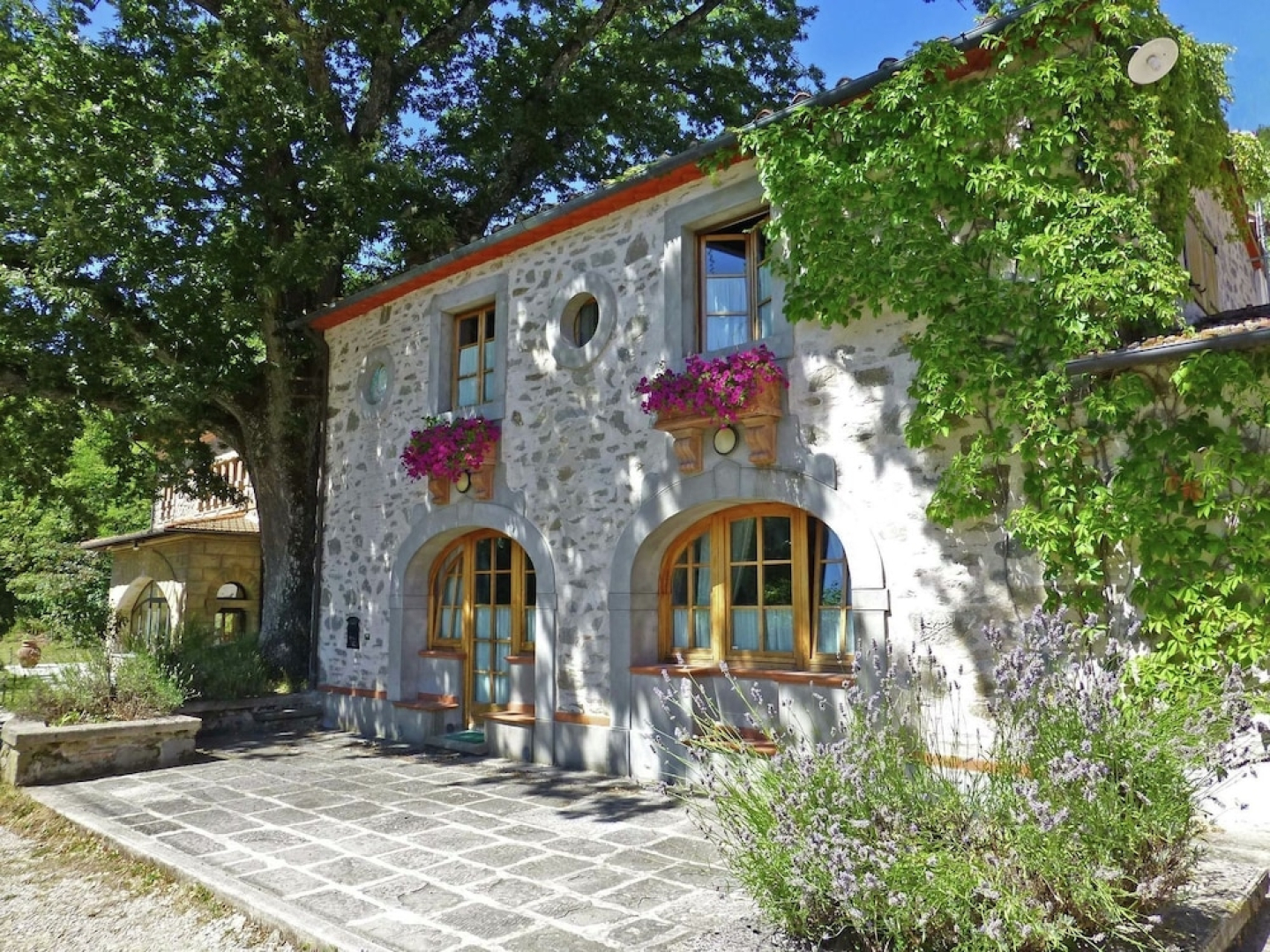 Exclusive Villa In The Countryside Of Pistoia With Private Pool & Hot Tub