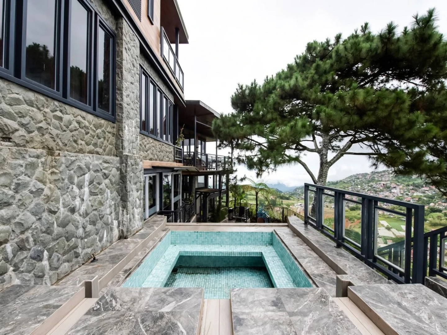 Vaccinated Staff - Capital O 492 Sunset View Ridge Residences