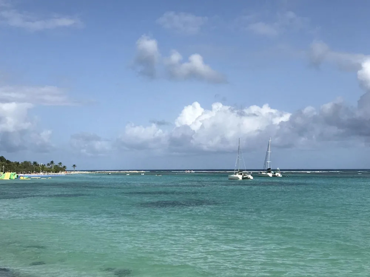 Ti. Maanga vue mer et pieds dans l'eau