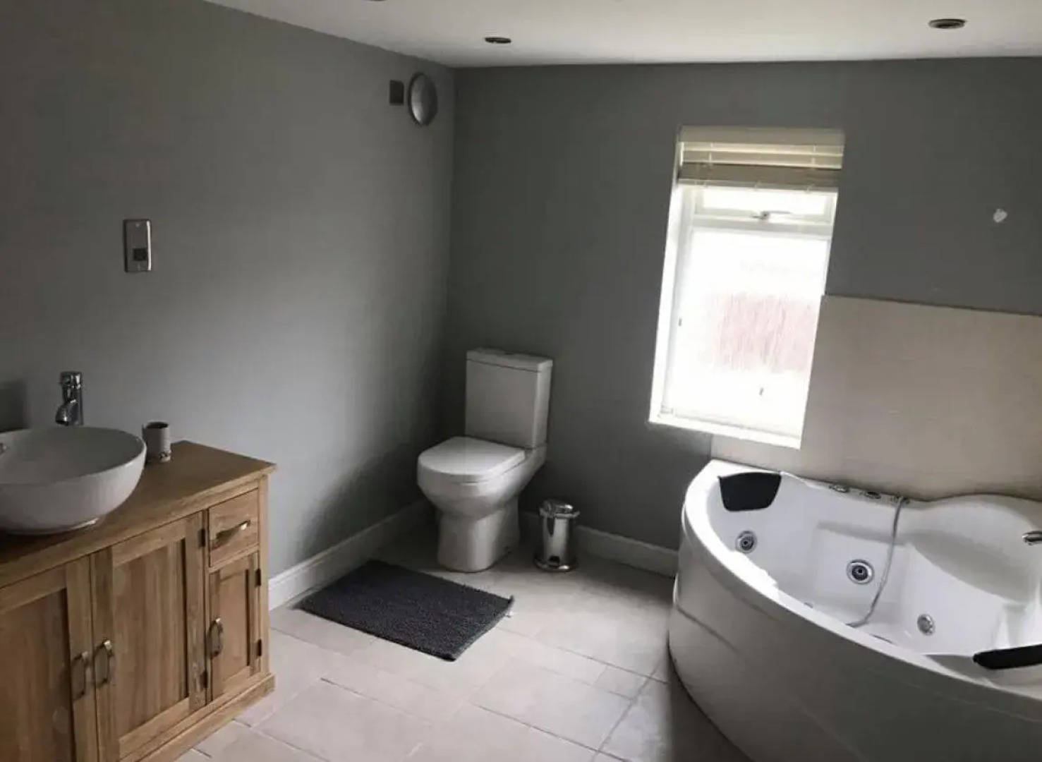 Pet-friendly - 2 Bedrooms Bungalow hot tub Parking