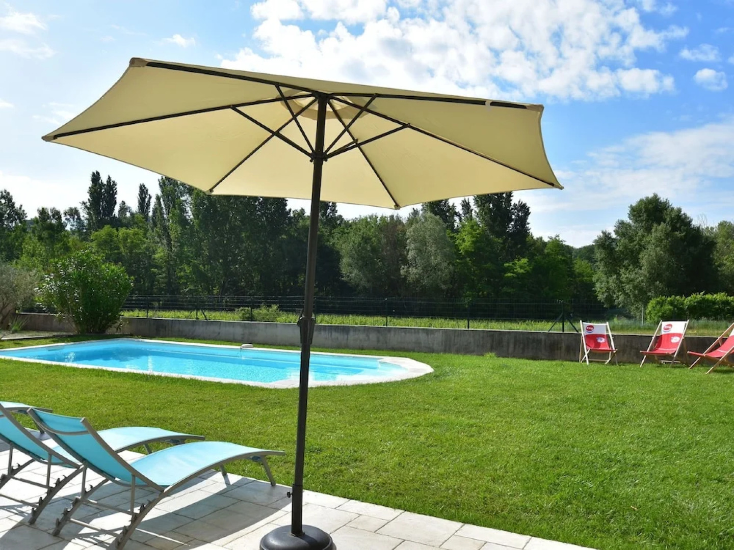 Spacious Villa in Vaison-la-Romaine with Swimming Pool