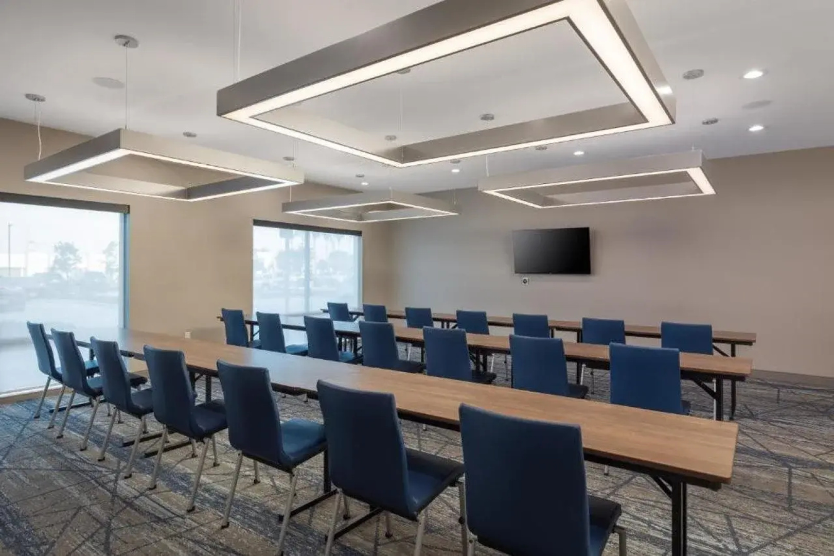 Holiday Inn Express & Suites Hawaiian Gardens