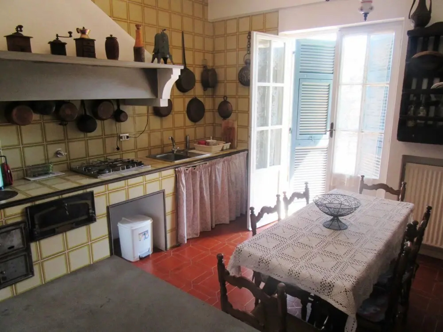 Elegant and Roomy Apartment on the Hill of Chiavari, Calm Relaxation Assured