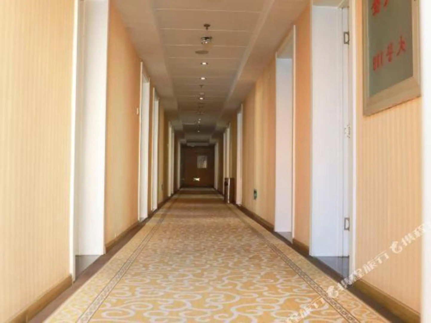 Yijialong Express Hotel (Zhangjiakou South Railway Station Construction Engineering College Store)