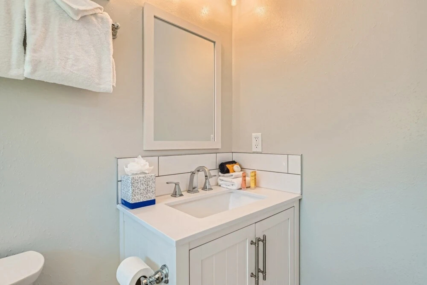 2bedroom+Loft Private Entry, Lake Views, Amazing Location, Near all Ski Resorts 3 Townhouse by RedAwning